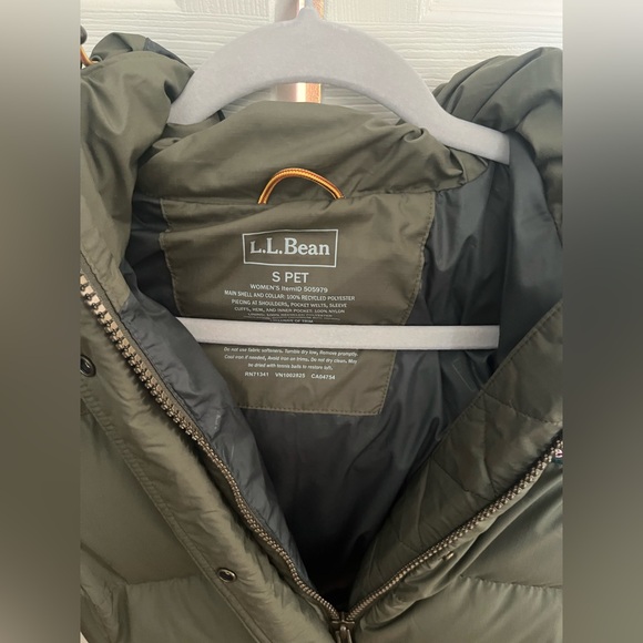 LL Bean woman’s Mountain classic down parka small petite - Picture 3 of 10